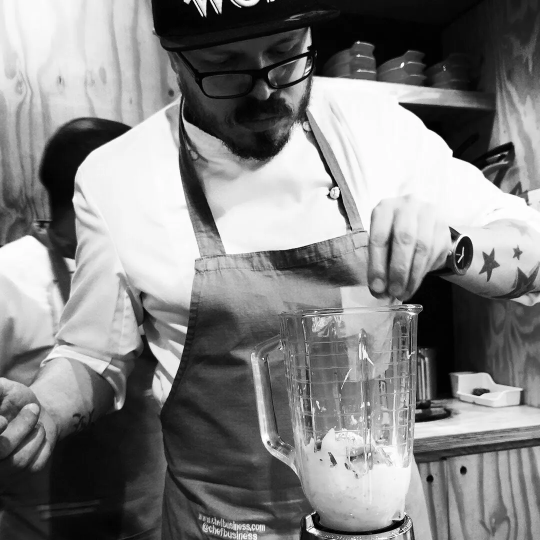Una salsa tiene la magnifica responsabilidad de ser a veces el todo...🥣⁠
#solucioneslíquidas⁠
⁠
🇪🇸¿QUÉ SON EMULSIONES EN GASTRONOMÍA? 🥄⁠
Se llaman emulsiones y aunque parecen ser complicadas, nos encontramos con ellas d&iacu