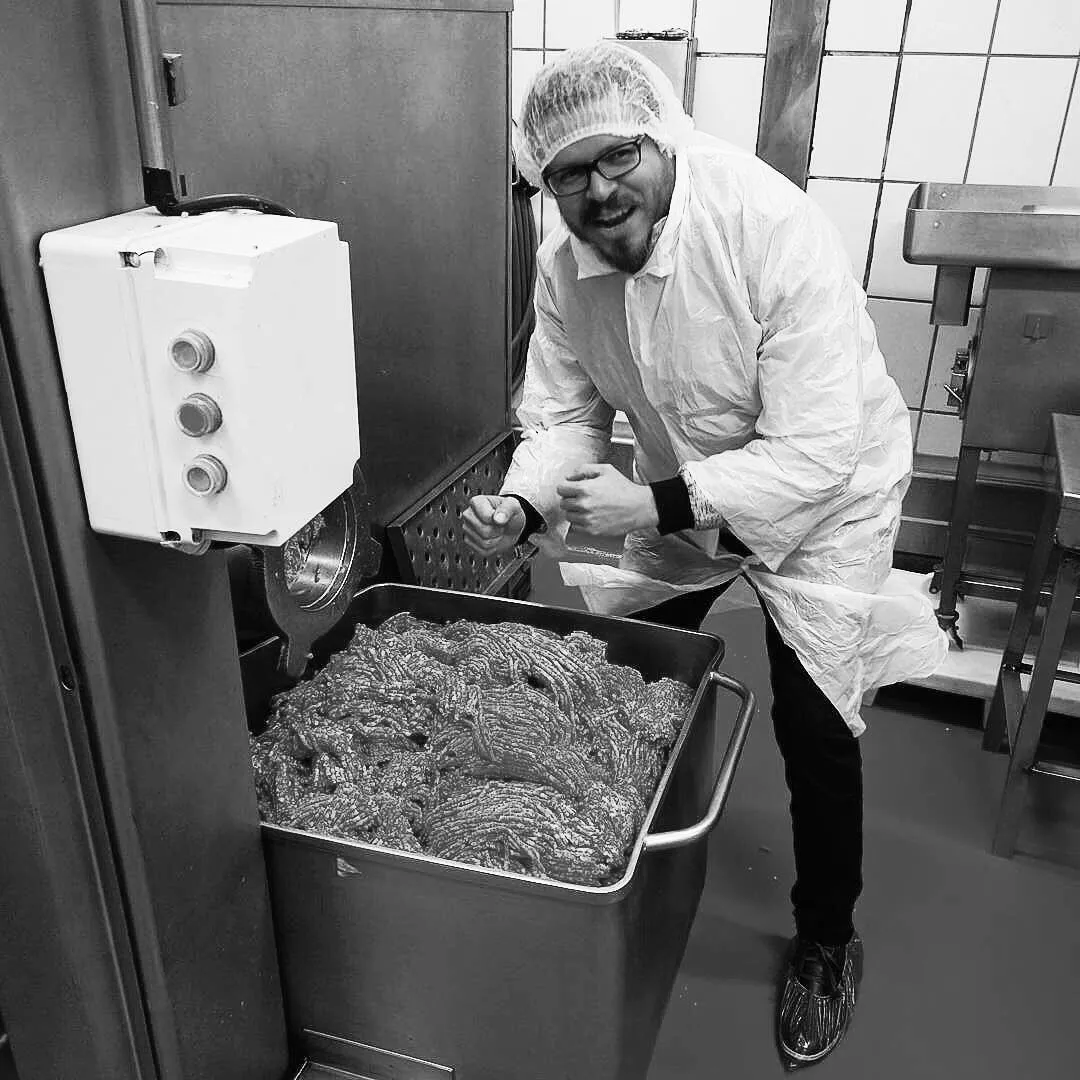 @johnguerrero_es 🇪🇸 Industria cárnica 🍖🥩🥓⁠
La industria de la carne es el conjunto de la ganadería industrializada moderna de producción, el empaquetado, la preservación y la comercialización de carne, en contraste con otros productos de or